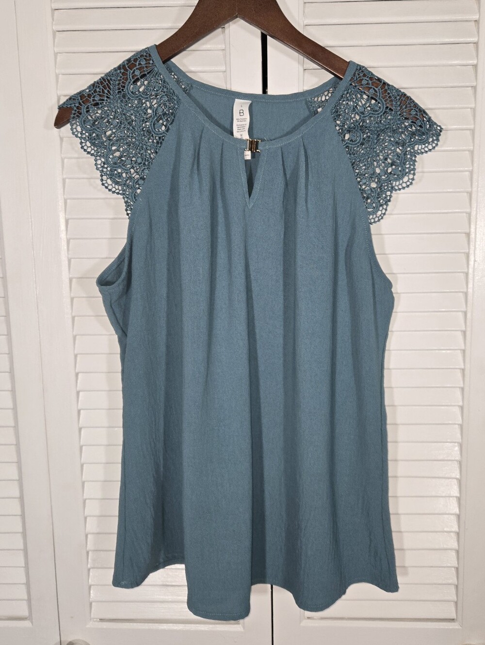 B Blue Lace Cap Sleeve Subtle Front Keyhole Neckline Front Pleating Top Sz L